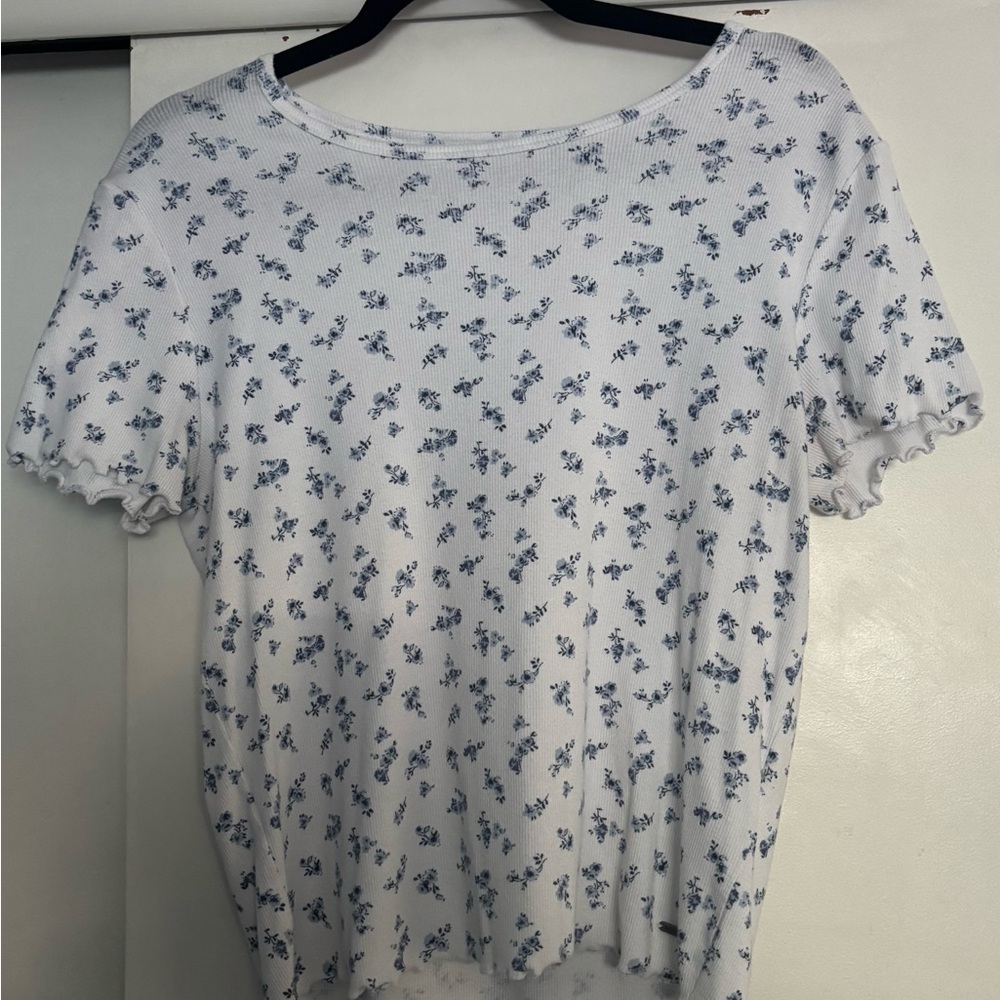 Hollister White and Blue Floral Short Sleeve Top